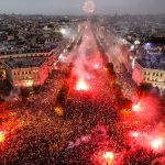 Paris mịt mù lửa khói khi cả triệu người xuống đường quẫy mừng chiến thắng FIFA World Cup 2018