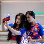 Trên tay smartphone OPPO Reno 10x Zoom phiên bản giới hạn FC Barcelona bán tại Việt Nam