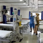 Pakistan sau 1 tháng tái mở cửa có thêm 100.000 ca nhiễm virus SARS-CoV-2