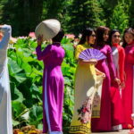 Những “Cô Vi Việt” bên hồ san ở Mỹ