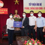 Lazada trao tặng 10.000 bộ trang phục bảo hộ y tế cho Đà Nẵng chống dịch COVID-19
