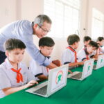 Qualcomm phối hợp cùng Quỹ Dariu tặng hơn 900 máy tính cho các trường học khu vực phía Nam