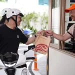 Với mô hình Drive-Thru tại Highlands Coffee, khách ngồi trên xe vẫn mua được cà phê take away