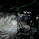 Miền Trung oằn mình chống chỏi bão số 13 Kalmaegi