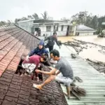 Người đây, kẻ đó đau xé lòng giữa trận mưa lũ lịch sử